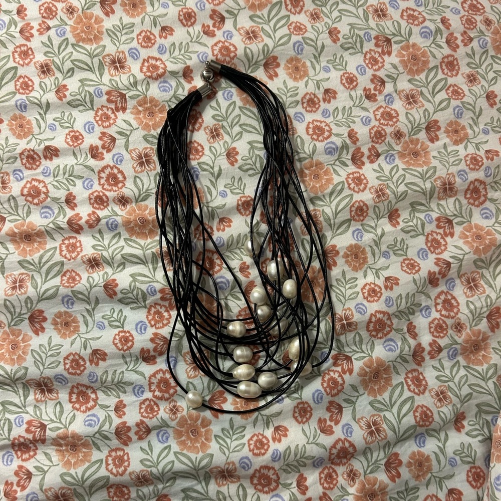 Elegant Black and White Pearl Necklace New